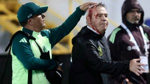 Brutal agresión a Javier Aguirre, DT de México: le tiraron una lata que le ensangrentó la cabeza