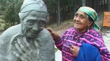 Imagen de Doña Rosa la mapuche a la que Jesús le lava los pies, en el Vía Christi de la Patagonia