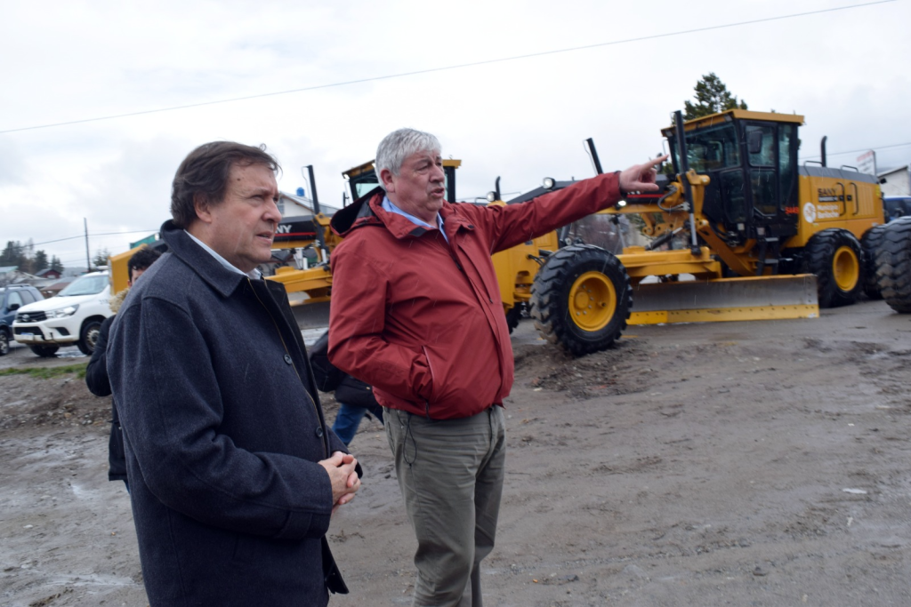 Walter Cortés presentó junto al gobernador Weretilneck una tanda de máquinas nuevas que compró este año. Foto: gentileza municipalidad