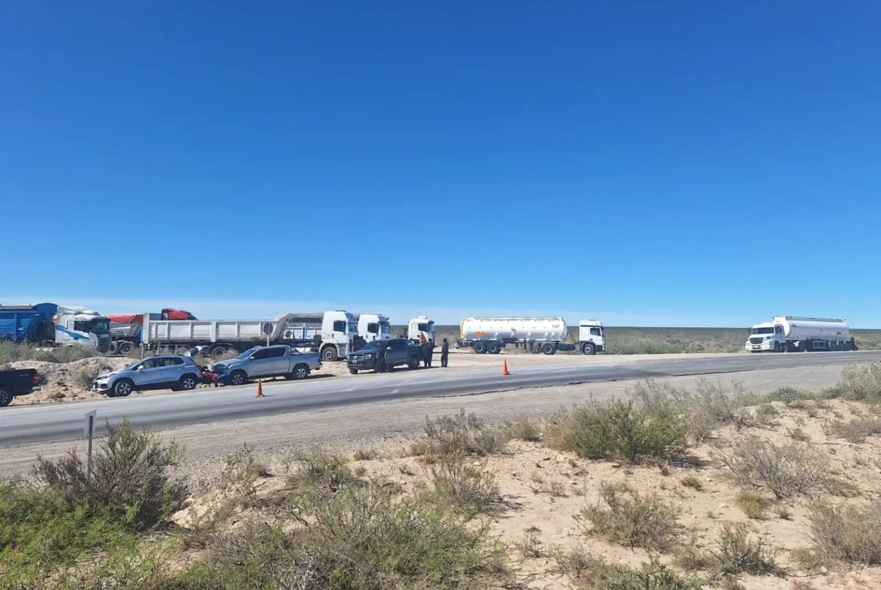 Camioneros llevaron adelante un corte de Ruta 6, en Roca. Foto gentileza.