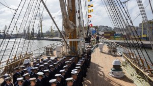 La Fragata Libertad zarpó hacia Argentina luego de tres meses en el mar y la esperan este sábado