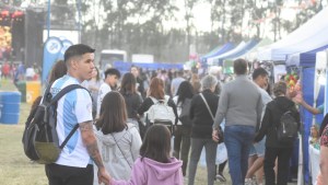 En 15 fotos, así arrancó el Festival de la Sidra en Roca: hasta qué hora puedo ir y cómo es la grilla