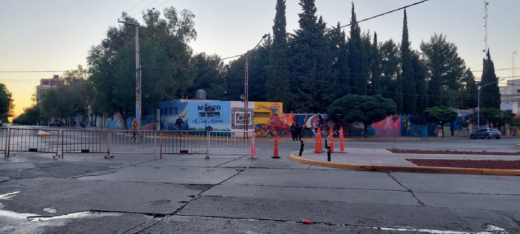 Las calles del cementerio de Neuquén están cortadas.