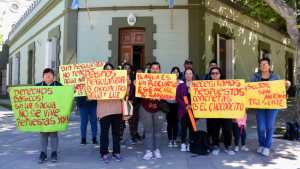 Reclamo en Casa de Gobierno de Neuquén: vecinos de la meseta de protestaron por falta de agua y luz