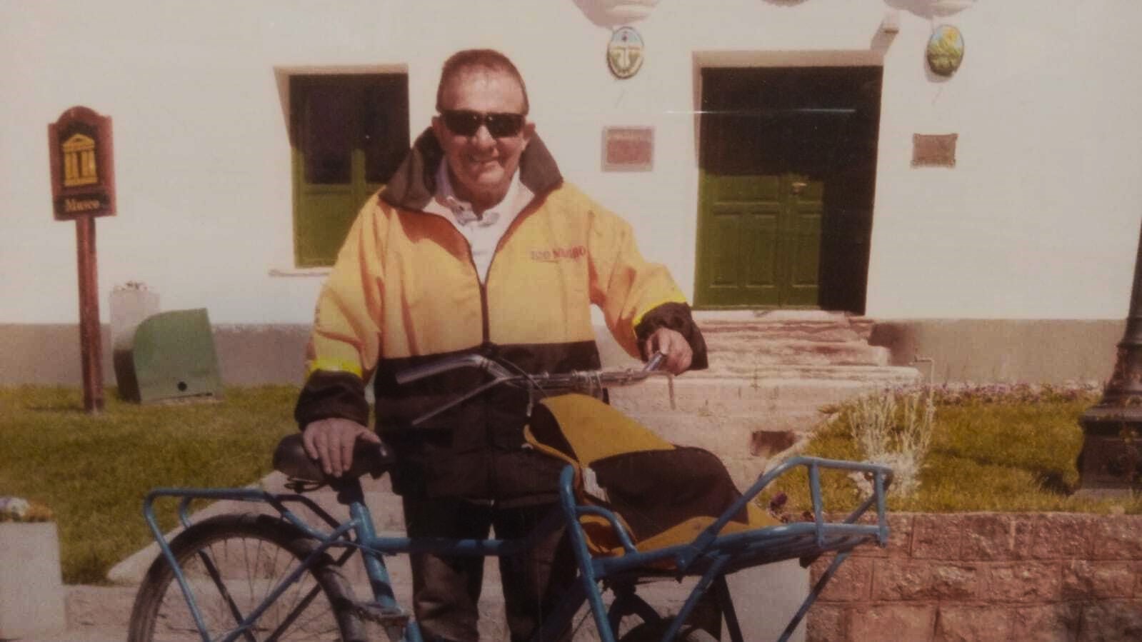 El recuerdo de Rocco con su uniforme y la emblemática bicicleta de reparto. Foto: Gentileza.