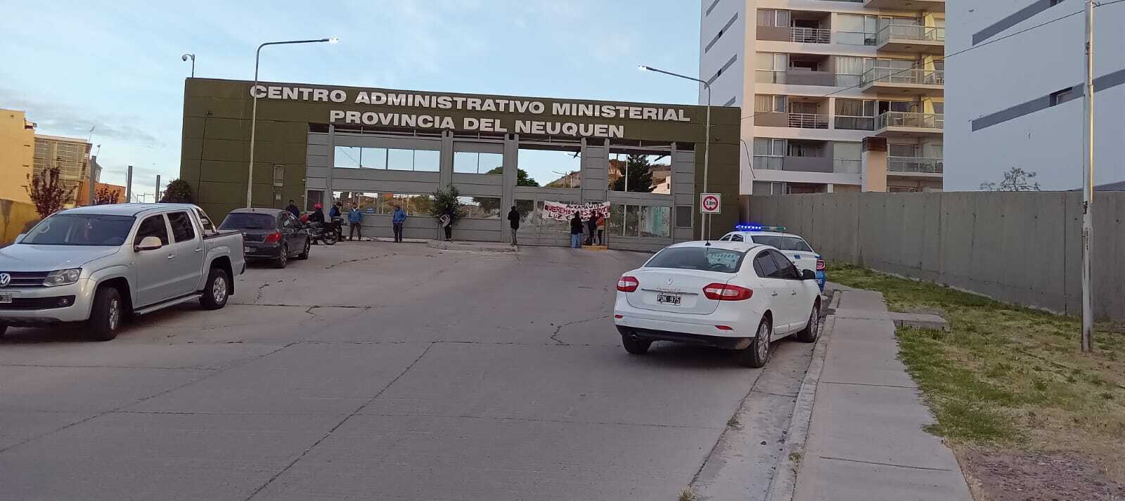 Vecinos de un barrio de Neuquén reclaman agua y cortan el ingreso al CAM. (Gentileza).