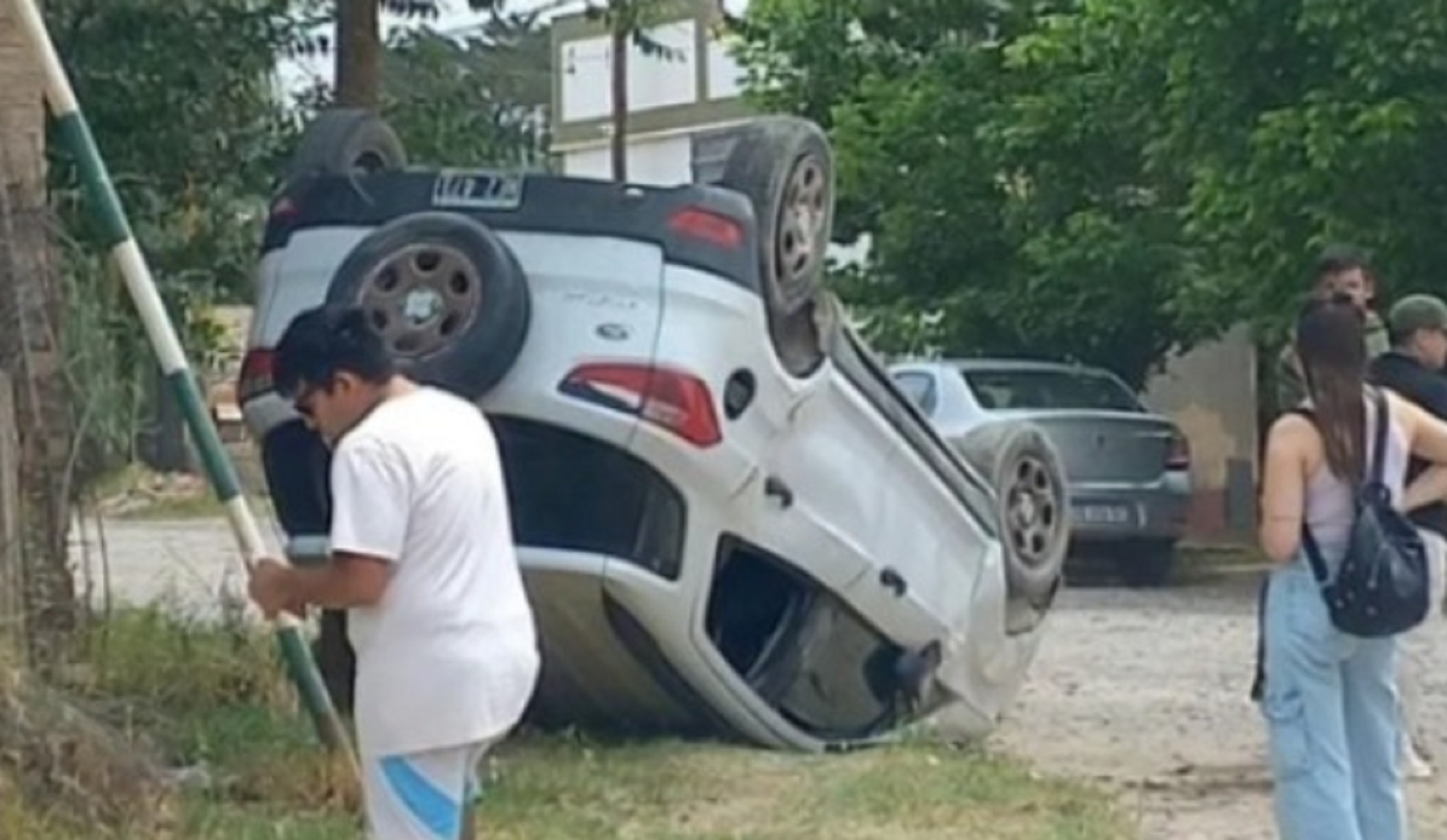 Una camioneta terminó sobre la vereda. Crédito: Oro En Noticias. 
