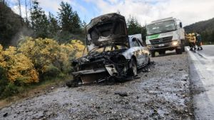 Se incendió un auto en plena Ruta 40: peritos investigan la causa