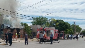 Un herido grave por el incendio de una casa en Catriel: se encuentra bajo «pronóstico reservado»