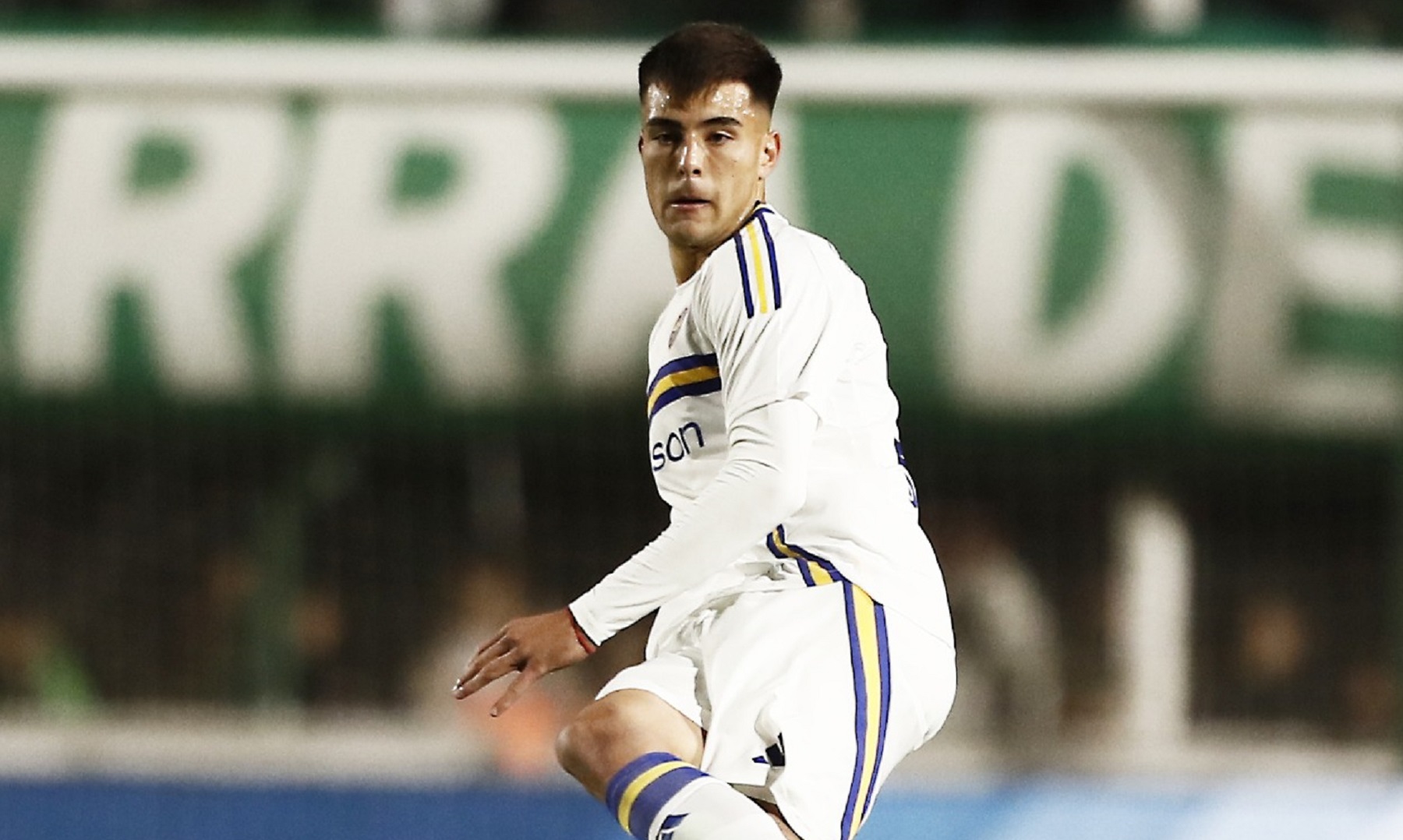 Aaron Anselmino se desgarró y es baja en Boca. Foto: @BocaJrsOficial.