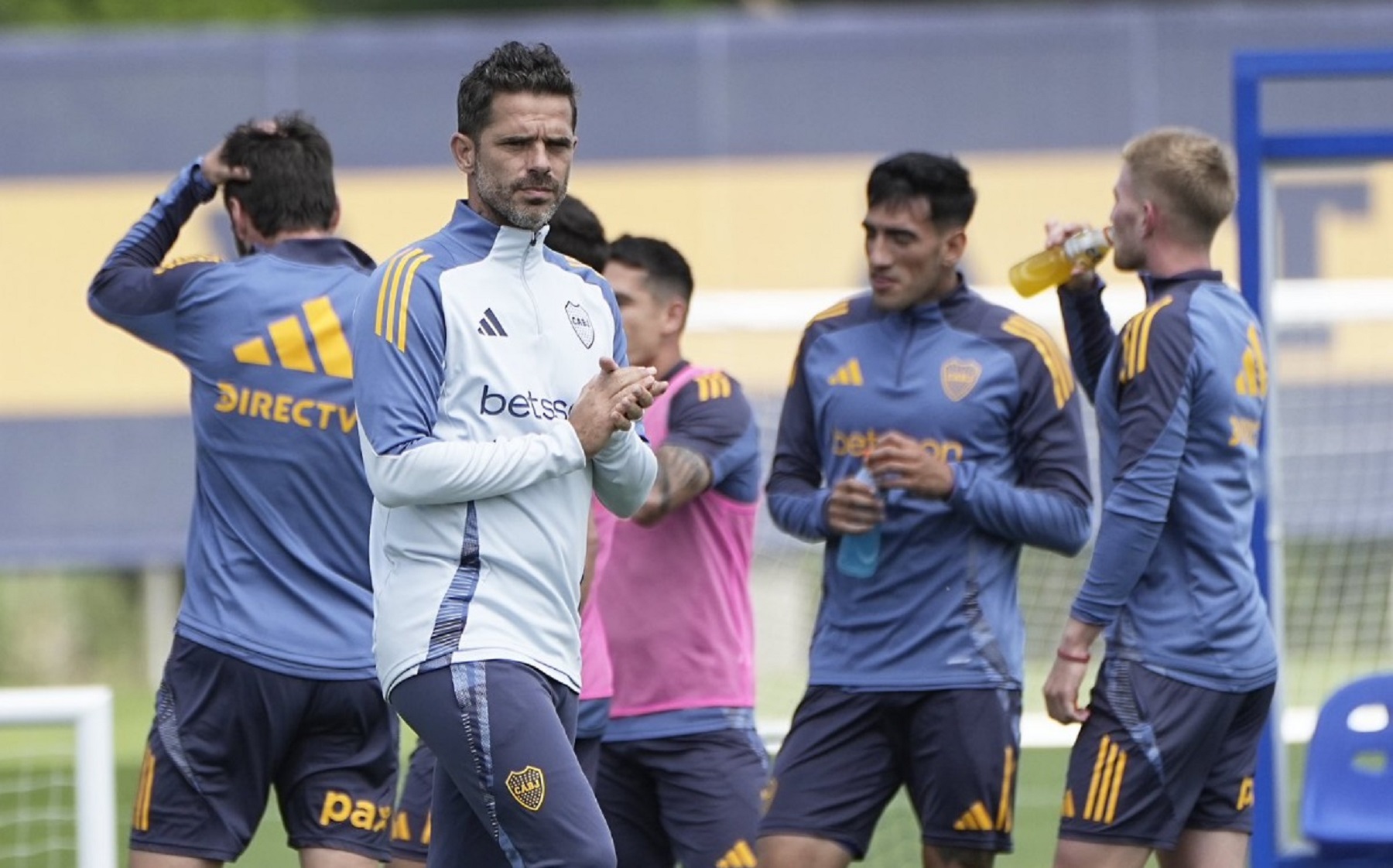 Fernando Gago tendrá tres bajas en Boca para la próxima fecha de la Liga Profesional. Foto: @BocaJrsOficial.