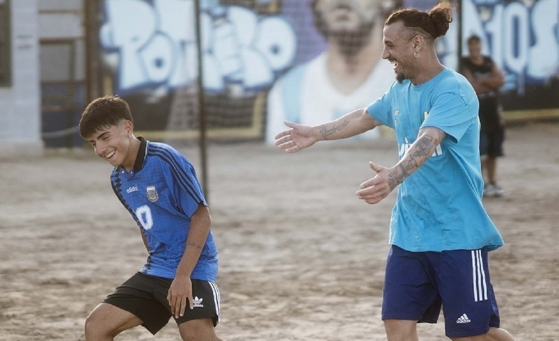 Daniel Osvaldo junto a Benjamín Agüero, jugando un picado en Fiorito.