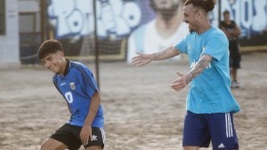 Daniel Osvaldo revivió la magia de Maradona y jugó un picado en Villa Fiorito