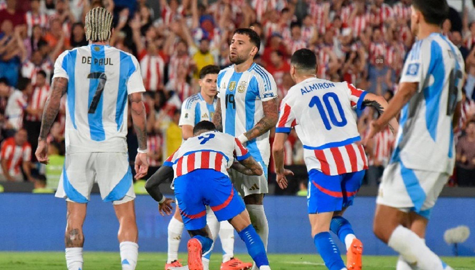 Paraguay se lo da vuelta y le gana a Argentina por las Eliminatorias. Foto: AFP.