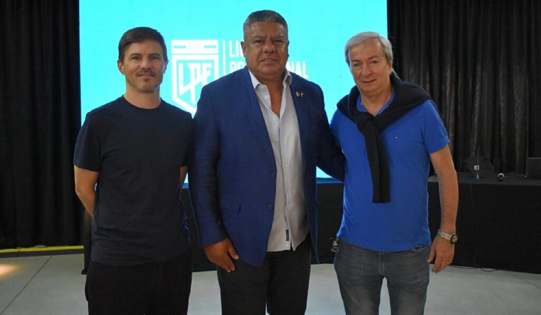 Fabián Berlanga, presidente de Vélez, y Augusto Costa, vicepresidente primero, junto a Claudio Tapia.