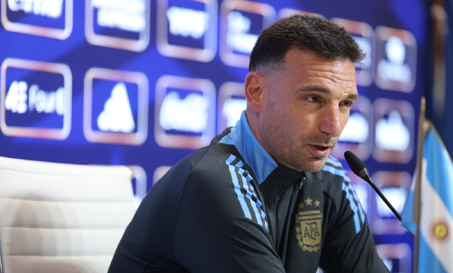 Lionel Scaloni habló en conferencia de prensa en la previa del cruce ante Perú. Foto: @Argentina.