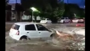 Calles y casas inundadas en Cutral Co por una intensa tormenta este martes: preparan evacuaciones