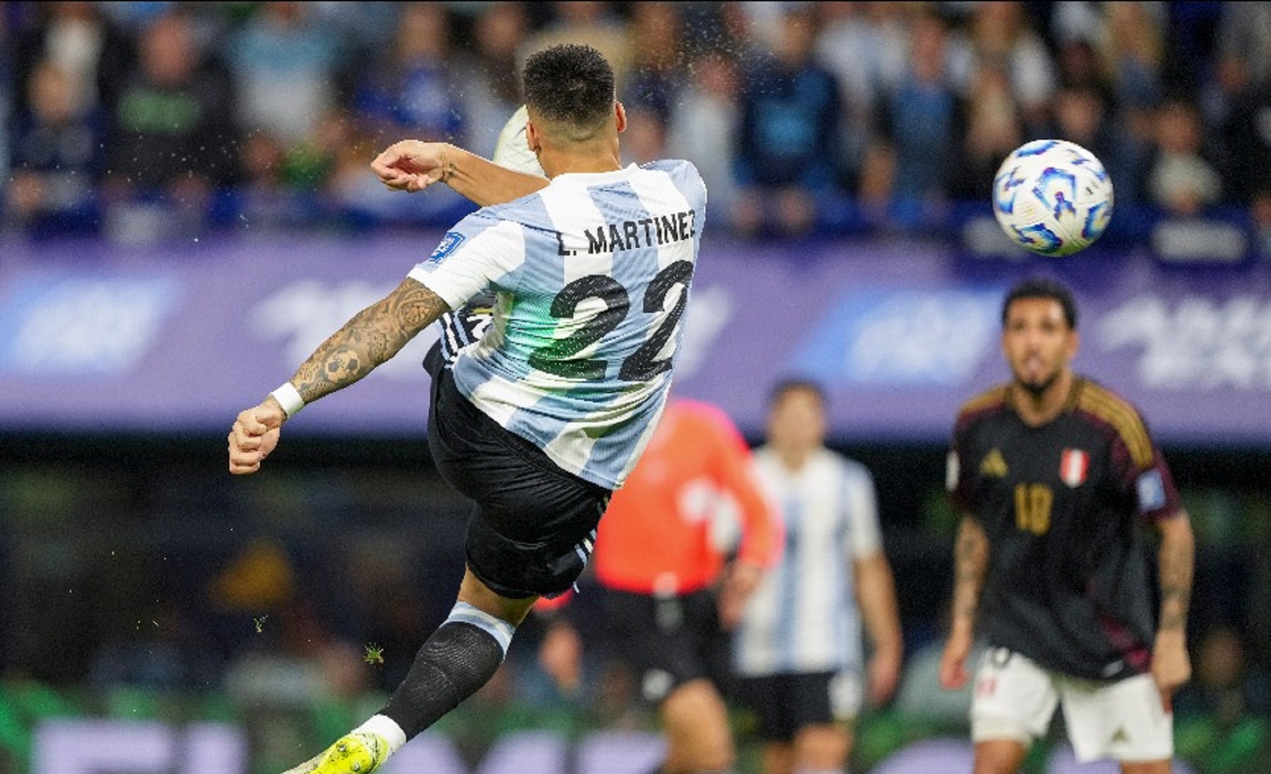 Lautaro Martínez marcó un golazo para que Argentina le gane a Perú. Foto: AP.