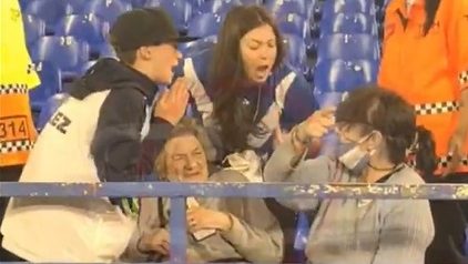 Insólito momento en la platea de Vélez: una mujer le arrebató la camiseta de Bouzat a un niño