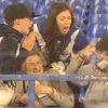 Imagen de Insólito momento en la platea de Vélez: una mujer le arrebató la camiseta de Bouzat a un niño