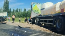 Imagen de Dramático rescate en Roca tras fuerte choque entre dos camiones sobre Ruta 22