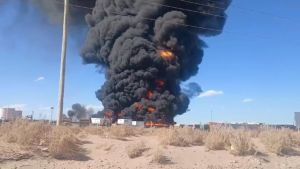 Incendio de gran magnitud en Vaca Muerta: el fuego cubre una planta de residuos petroleros cerca de Añelo