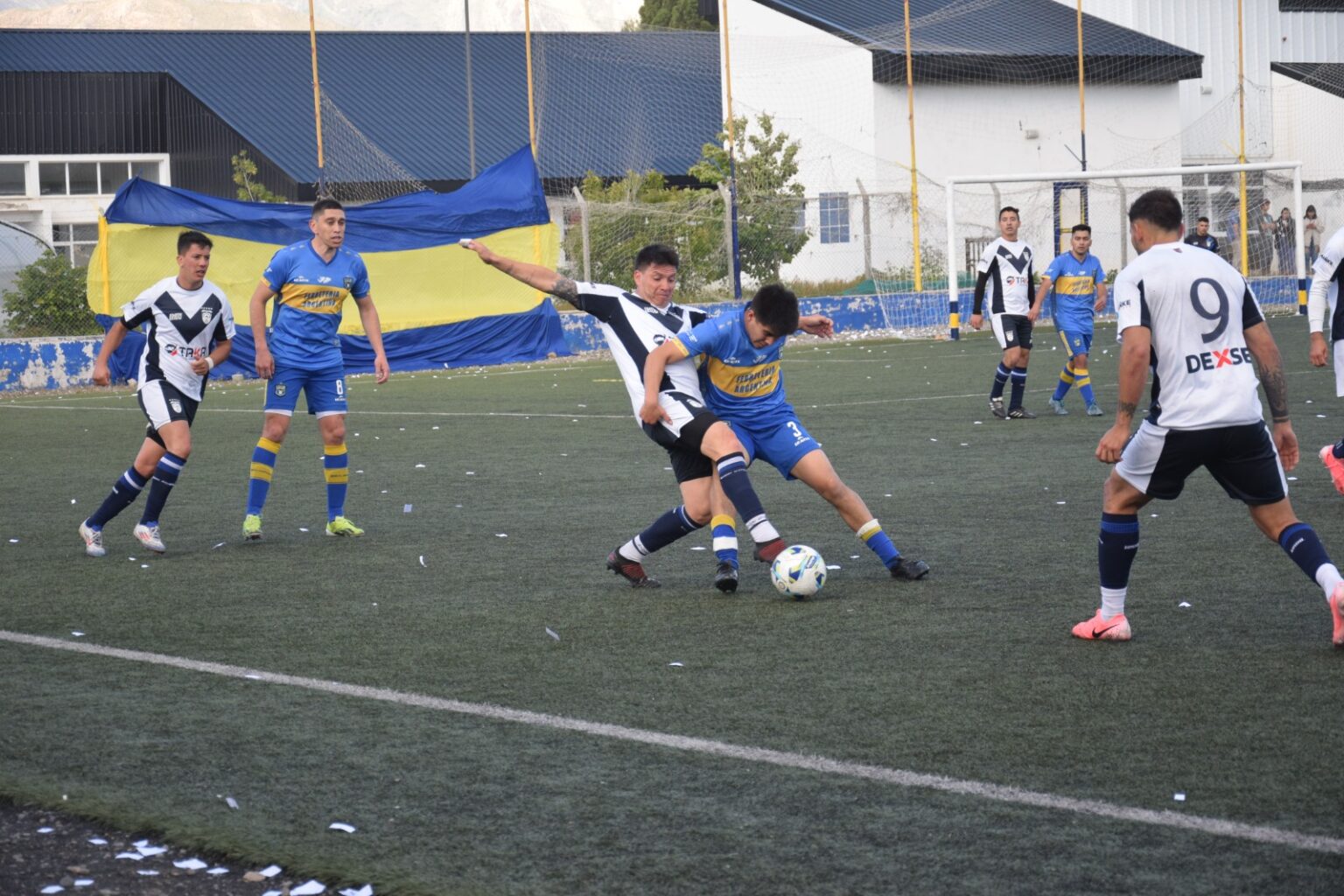 Quezada lucha y traba en el mediocampo. A los 38 años, el volante confirmó que este será su último torneo como futbolista. (Foto Gentileza Juan Carlos Tardon - Zapala noticias)