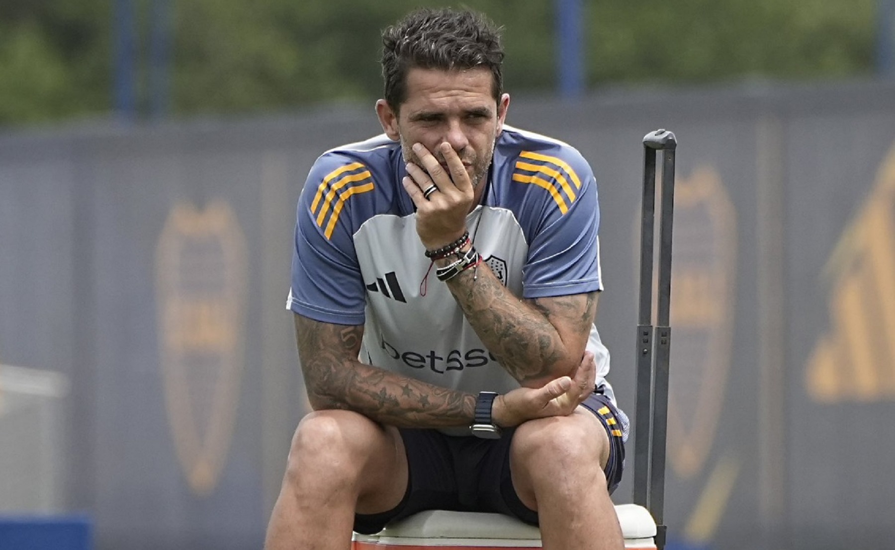 Fernando Gago ya tendría diez nombres definidos para esta noche, pero mantiene una duda. Foto: @BocaJrsOficial.