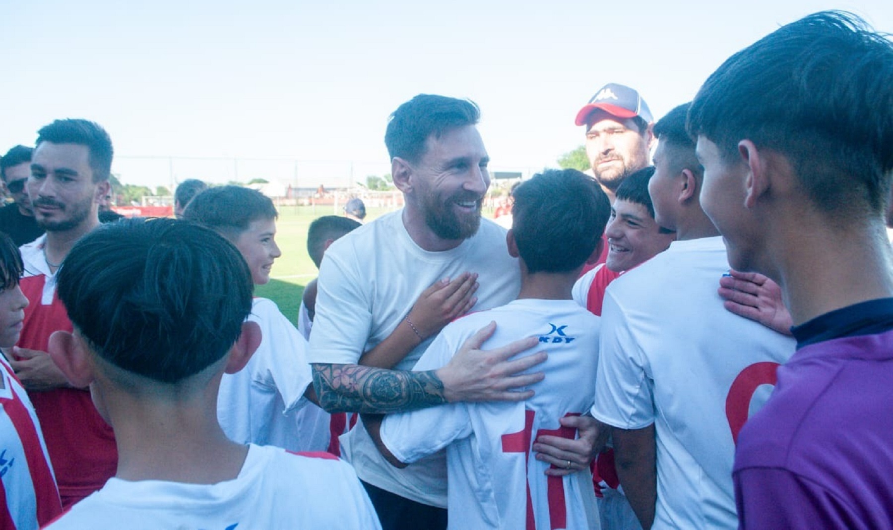 Lionel Messi saludó a los niños de Unión tras el amistoso contra Inter Miami.