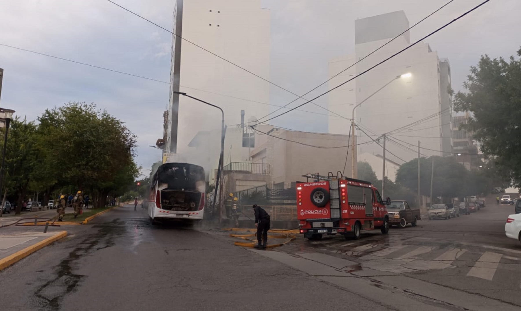 El colectivo que se incendió trasladaba petroleros. (Gentileza Daniela Parra)