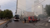 Imagen de Corte en pleno centro de Neuquén: se incendió un colectivo de petroleros