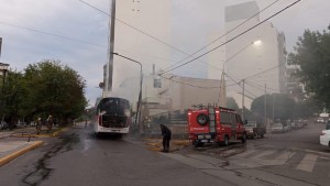 Se incendió un colectivo en pleno centro de Neuquén: corte de calle