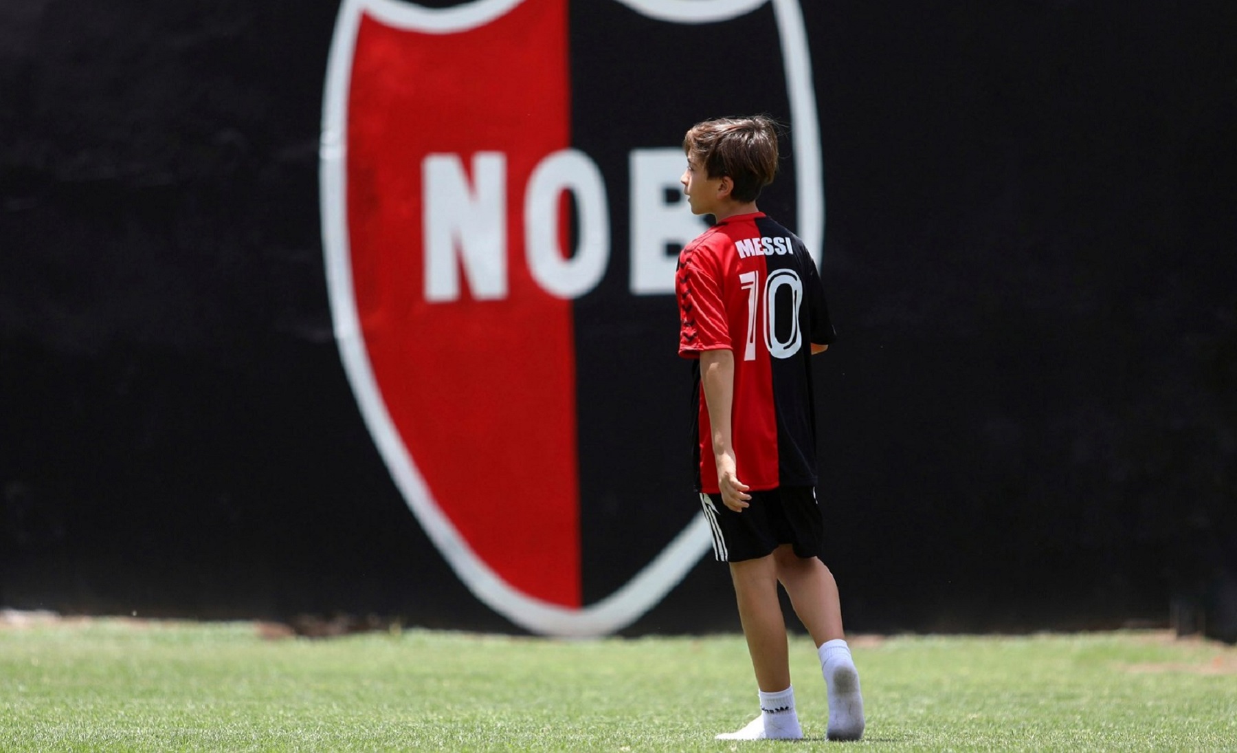 Thiago Messi con la camiseta que utilizó su padre en las inferiores de Newell´s. Foto: Prensa Newell´s.