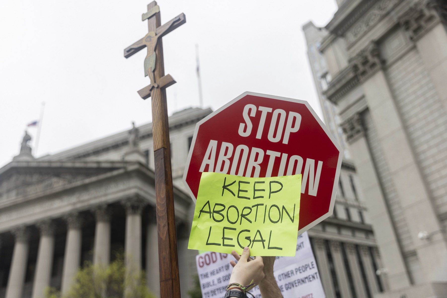 Manifestante s afavor y en contra del aborto legal se manifestaron en Manhattan, el día del comicio (AP Photo/Jeenah Moon, File)