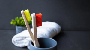 Cómo limpiar y guardar los cepillos de dientes correctamente para que no se contaminen