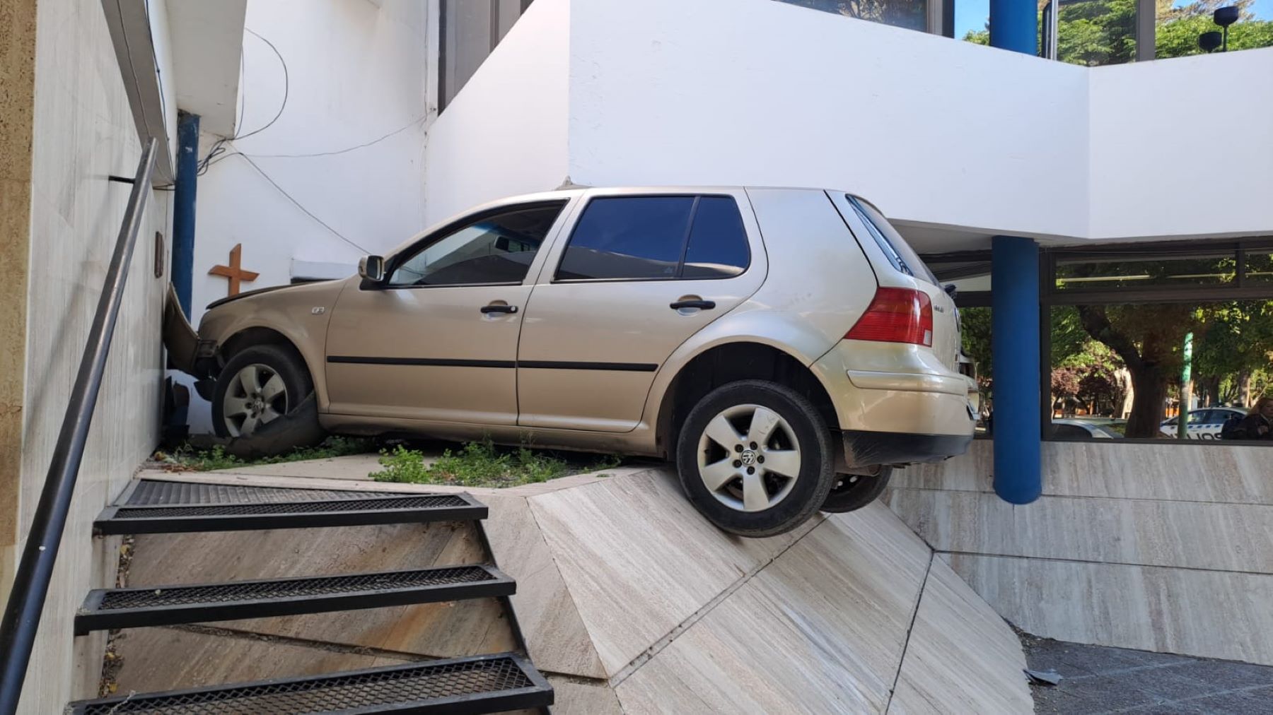 Un auto perdió el control y chocó contra una comisaría. Foto: Gentileza