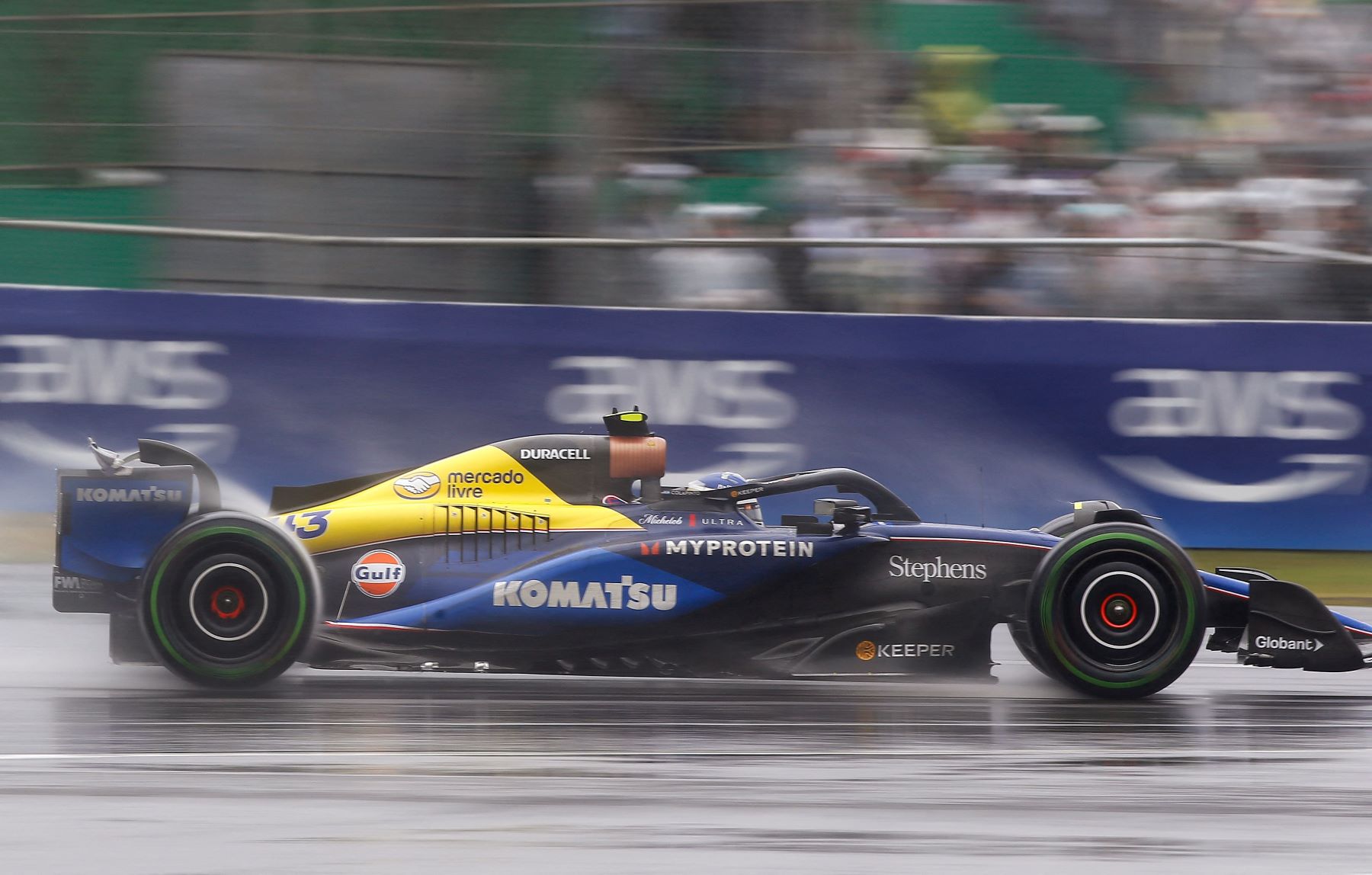 Colapinto bajo la lluvia. Un accidente lo dejó afuera de la carrera y la hija de Reutemann tiró una desafortunada comparación. (AFP)