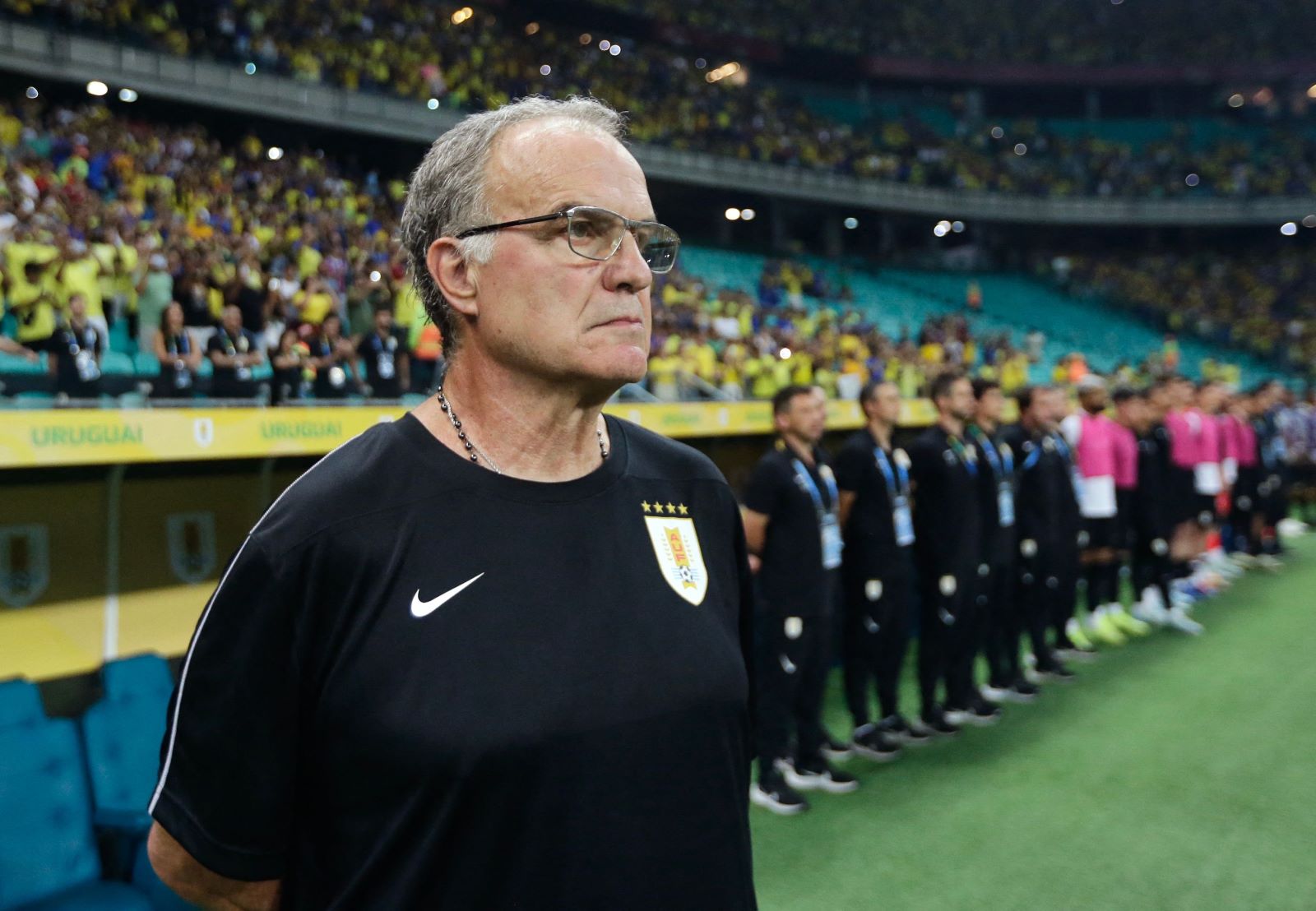 Máxima concentración de Bielsa, antes del comienzo de Brasil-Uruguay. Su equipo sacó un empate y después, el Loco habló. (AP)