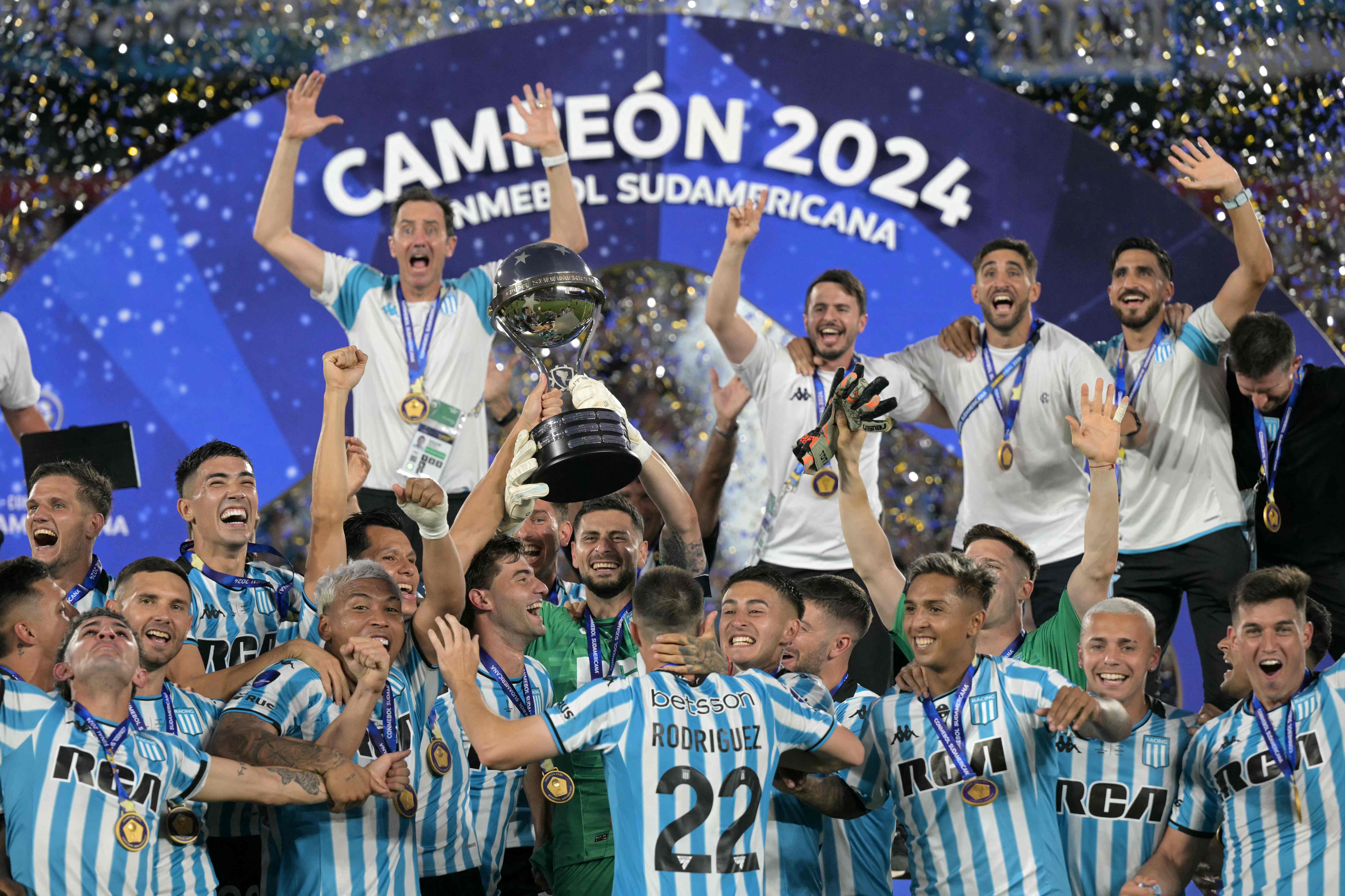 Racing levanta la Copa Sudamericana y desata la locura de sus hinchas en el estadio Nueva Olla de Asunción.
(Photo by JUAN MABROMATA / AFP)