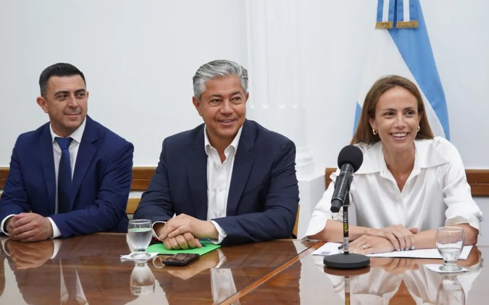 En la apertura de sobres participaron Albarracín junto al gobernador Figueroa y la titular de Upefe, la diputada Tanya Bertoldi. Foto gentileza.