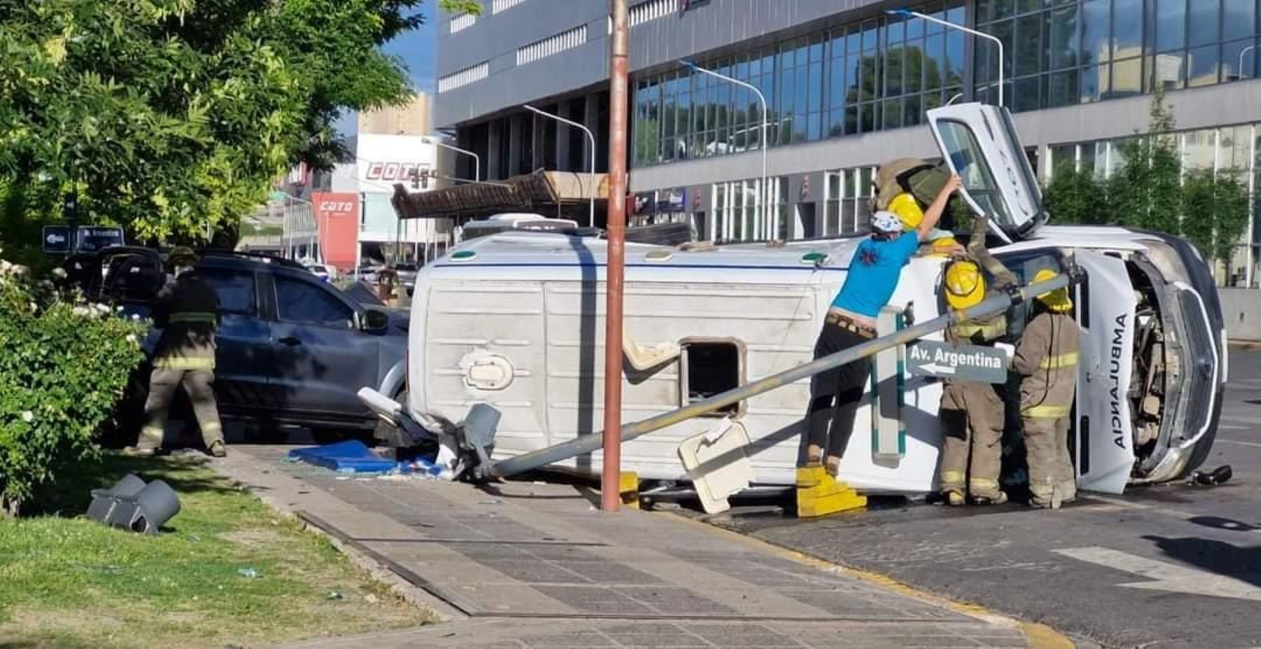 Cinco personas hospitalizadas en un accidente en Neuquén entre una camioneta y una ambulancia. Foto: Gentileza Lucas Hermadorena. 