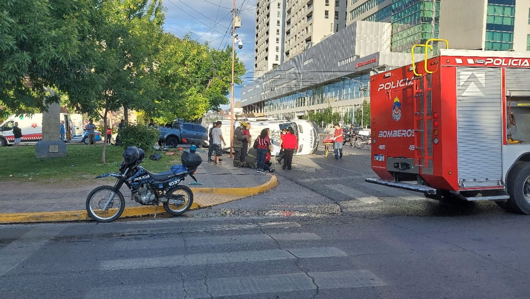 Un fuerte choque involucró a una ambulancia en Neuquén. Foto: Gentileza