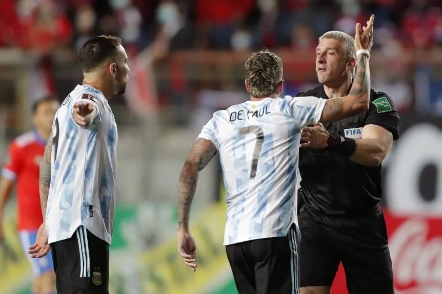 Anderson Daronco dirigiendo a la Selección Argentina ante Chile en 2022. (Javier Torres-Pool/Getty Images)
