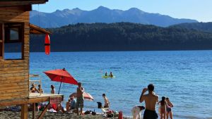 Villa La Angostura habilitó seis balnearios para la temporada de verano que arranca este lunes