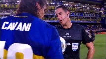 Imagen de Echavarría, el árbitro de Boca – Vélez , habló sobre la vez que le pidió la camiseta a Cavani: «Mi error fue…»