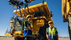 Franco Colapinto pasó de la Fórmula 1 a la minería: cómo es el camión que manejó