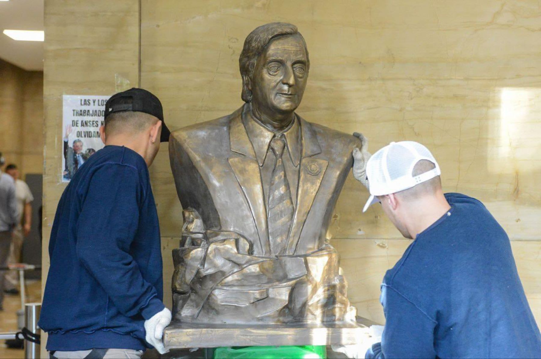 Retiraron el busto de Néstor Kirchner en una oficina de Anses. Foto:  Gentileza X @SPettovelloOK