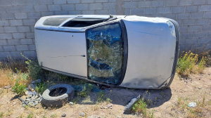 Fuerte vuelco en la Autovía Norte de Neuquén: un auto chocó contra un paredón