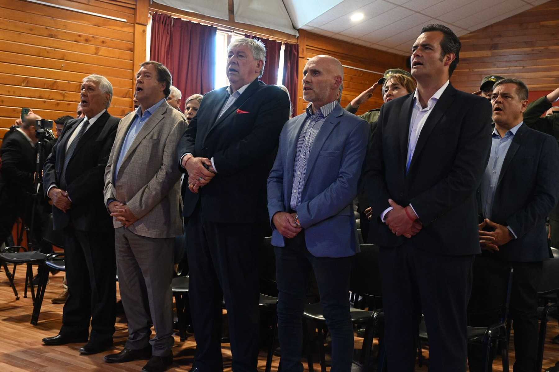 El gobernador Alberto Weretilneck participó ayer del aniversario de Dina Huapi y anticipó que se evaluarán cambios en la coparticipación en base a los datos del Censo. Foto: Chino Leiva