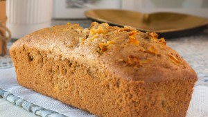 ¡Aprovechá el feriado! Cómo hacer este esponjoso budín integral de manzana en un ratito